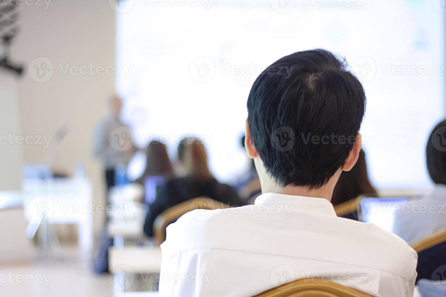 el hombre tailandés asiático escuchó y prestó atención al orador en la conferencia y el evento del seminario. foto