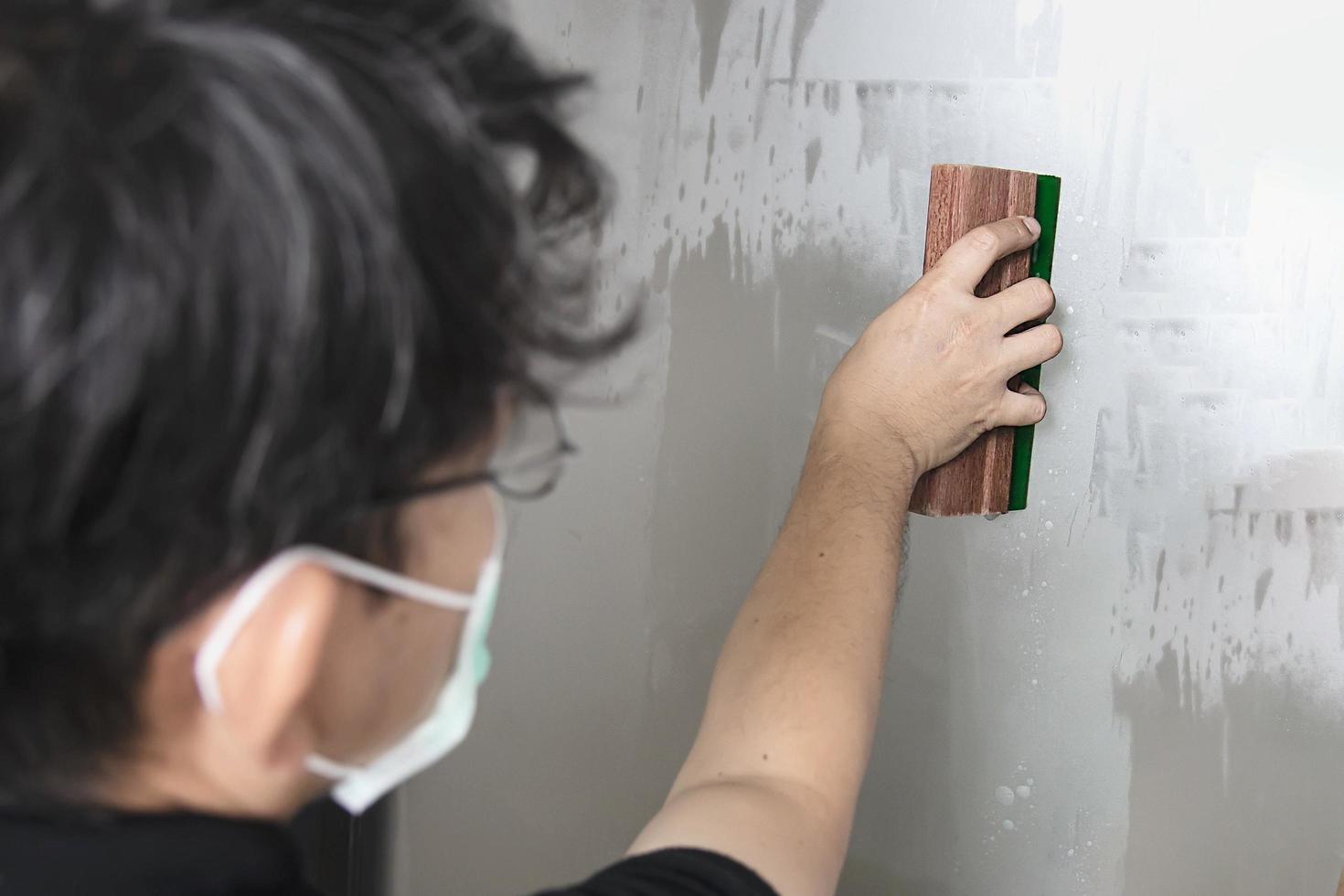 gente instalando una película adhesiva para reflejar la decoración interior de la casa de la ventana foto