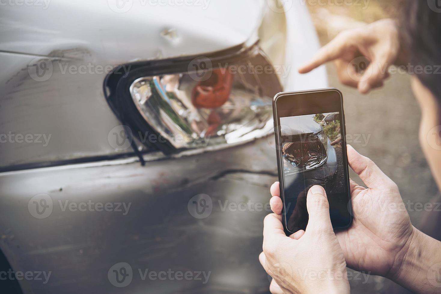 agente de seguros que trabaja durante el proceso de reclamación de accidentes de coche en el lugar - concepto de reclamación de seguros de personas y coches foto