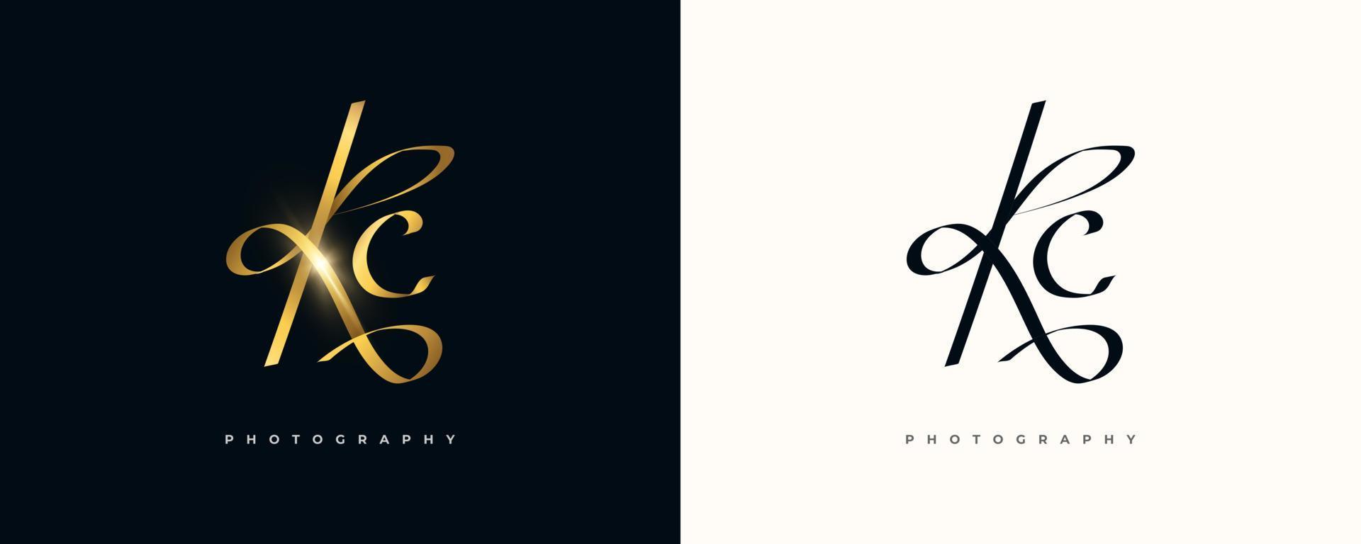 Diseño del logotipo de la firma inicial kc con un estilo de escritura dorado elegante y minimalista. diseño inicial del logotipo k y c para bodas, moda, joyería, boutique e identidad de marca comercial vector