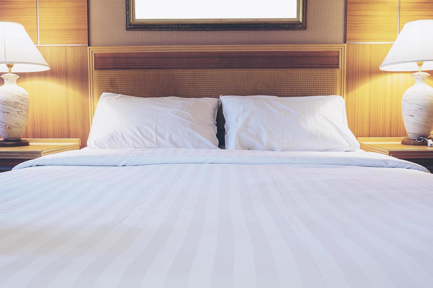 juego de toallas y ropa de cama blanca en un hotel moderno foto