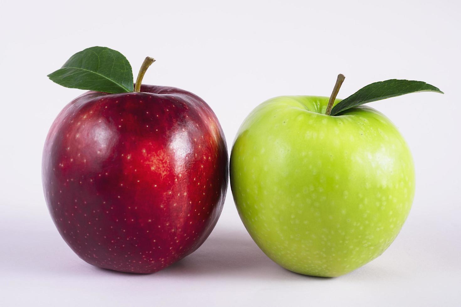 manzana fresca y colorida sobre fondo gris - concepto de fondo de fruta fresca limpia foto