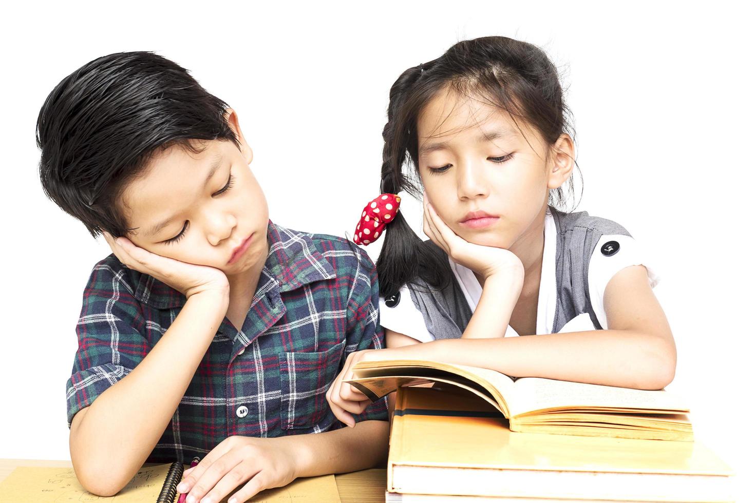 hermana intenta enseñarle a su travieso hermano menor a leer un libro aislado sobre fondo blanco foto