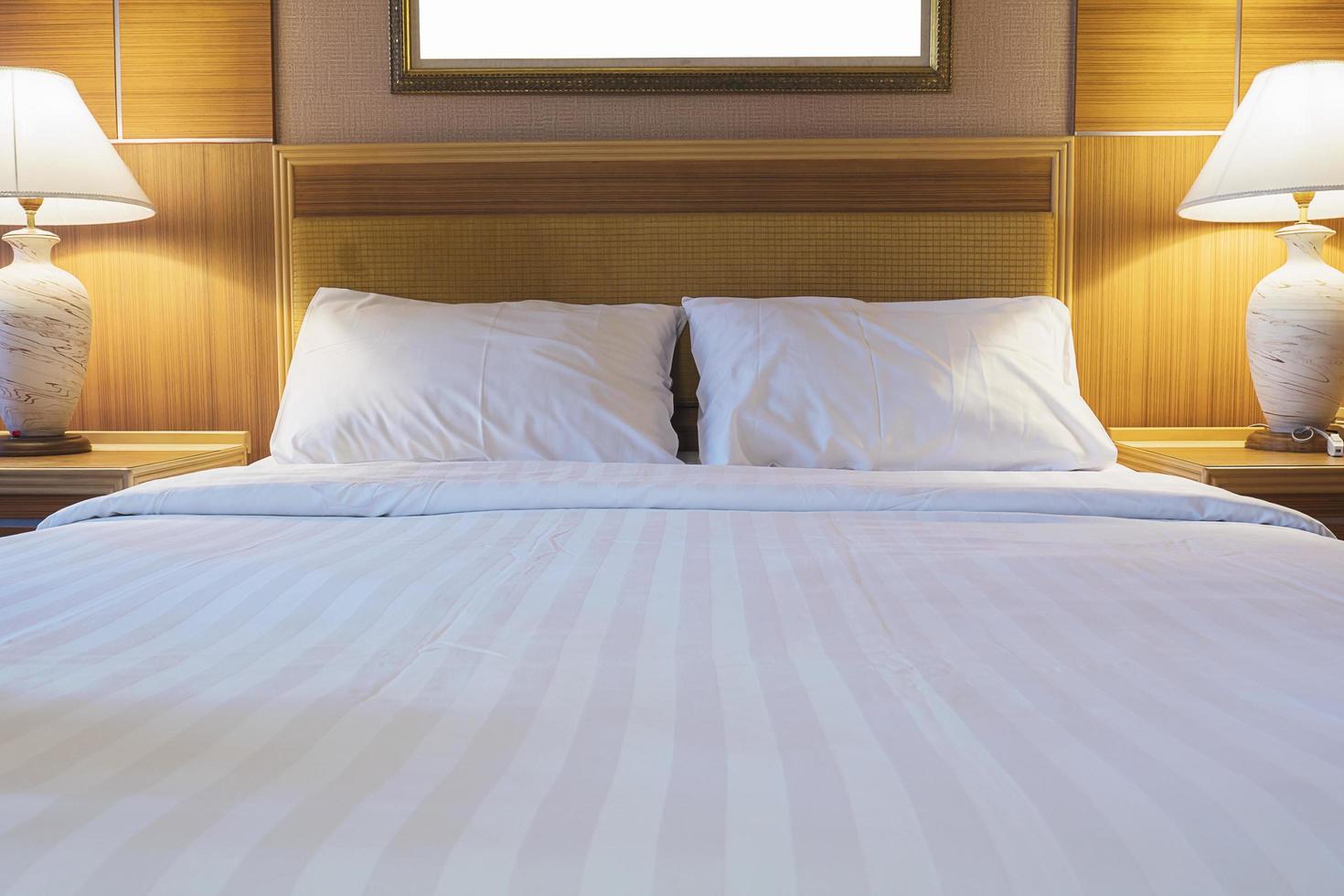 ropa de cama de tela blanca en un hotel limpio y moderno foto