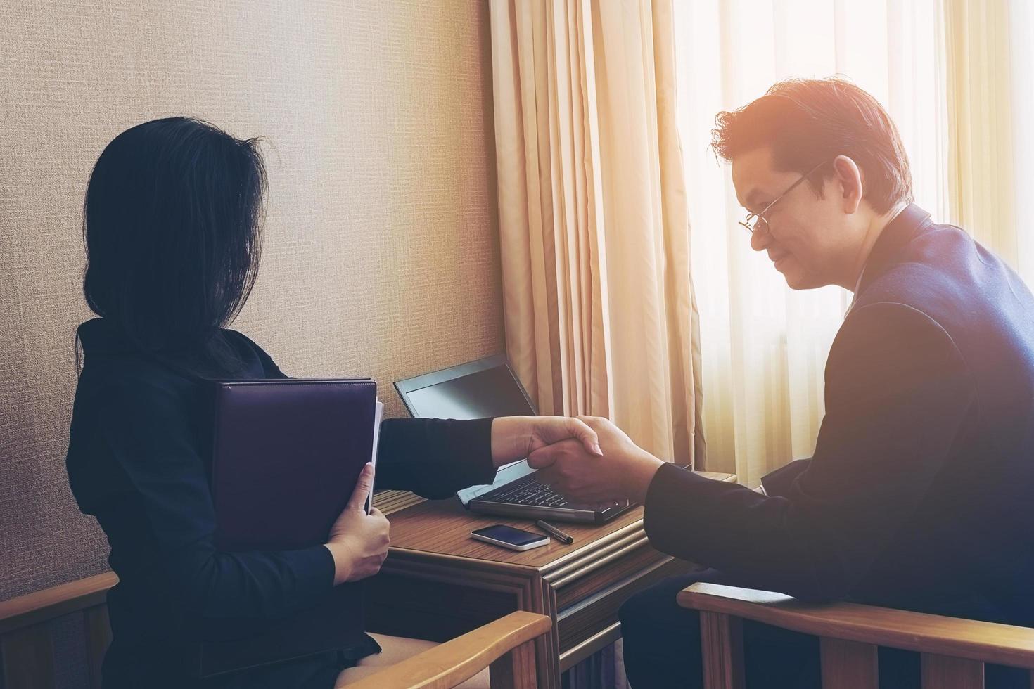 hombre de negocios discutiendo con su secretaria foto