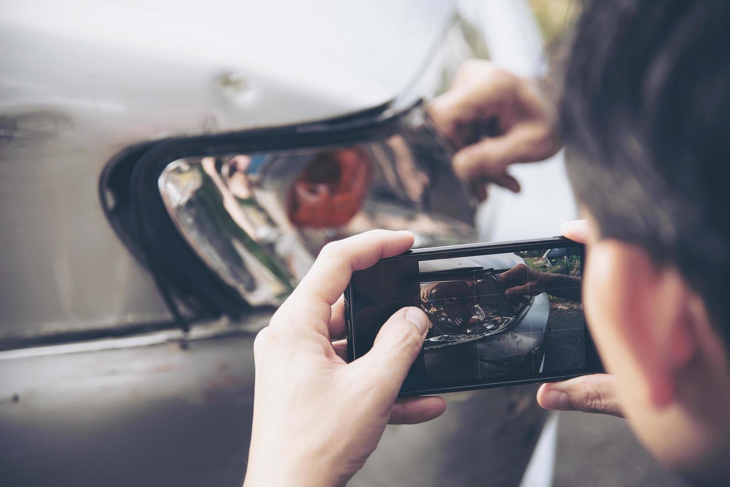 agente de seguros que trabaja durante el proceso de reclamación de accidentes de coche en el lugar - concepto de reclamación de seguros de personas y coches foto