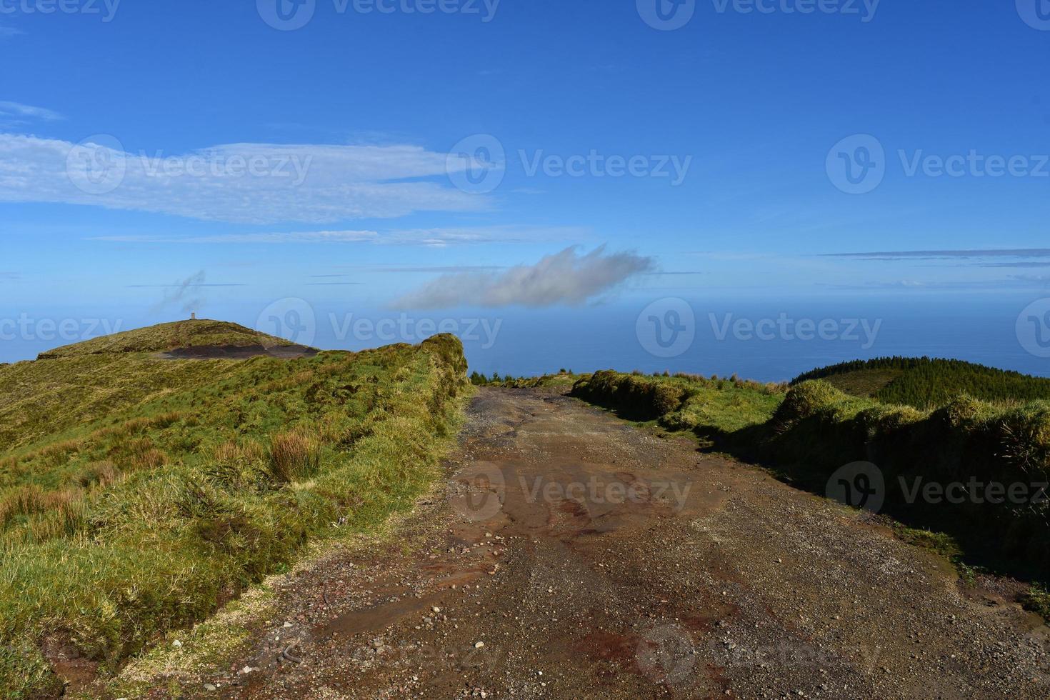 amplio camino de tierra hasta una colina en las azores foto