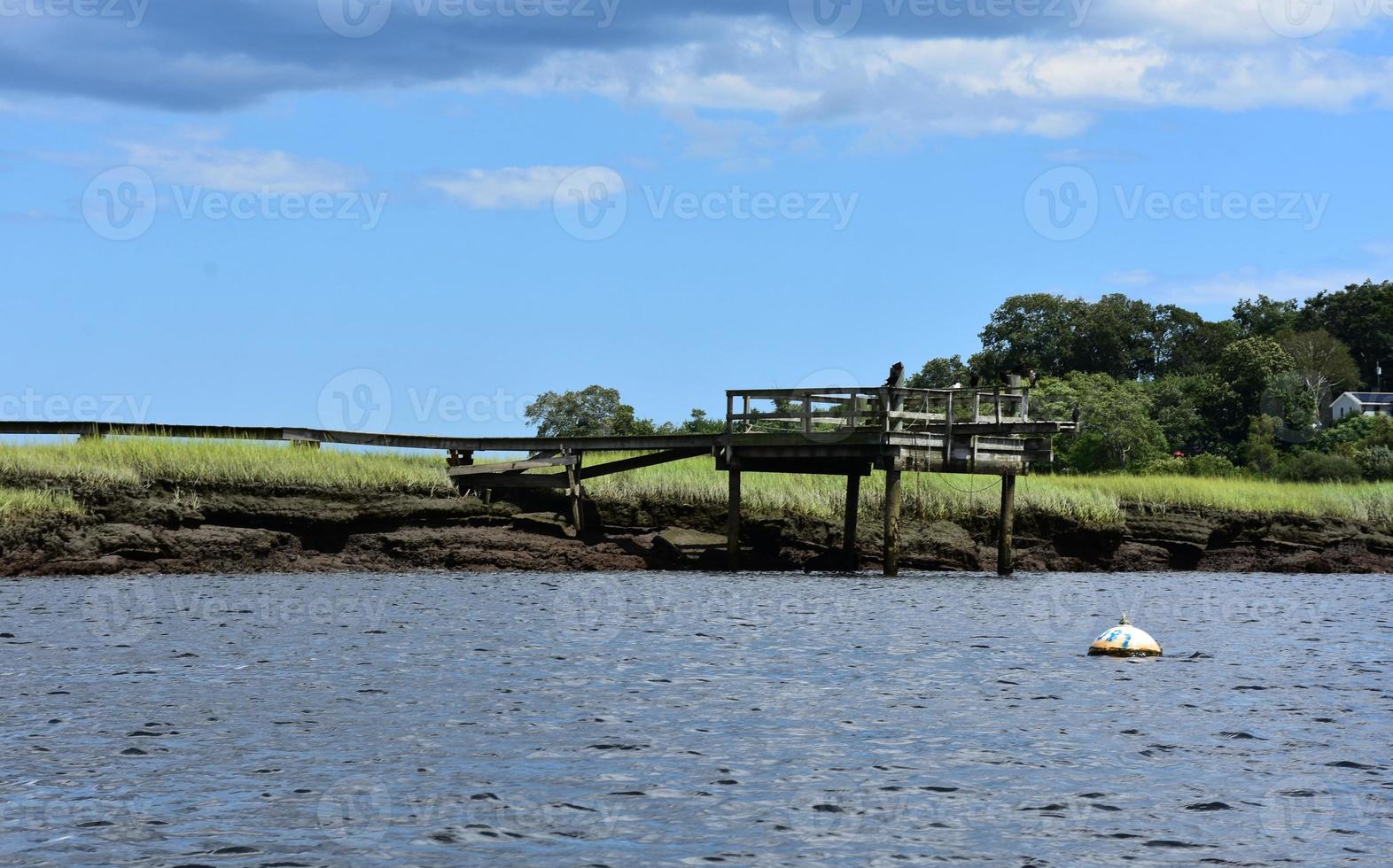 muelle sobre una llanura de marea a lo largo del río norte foto