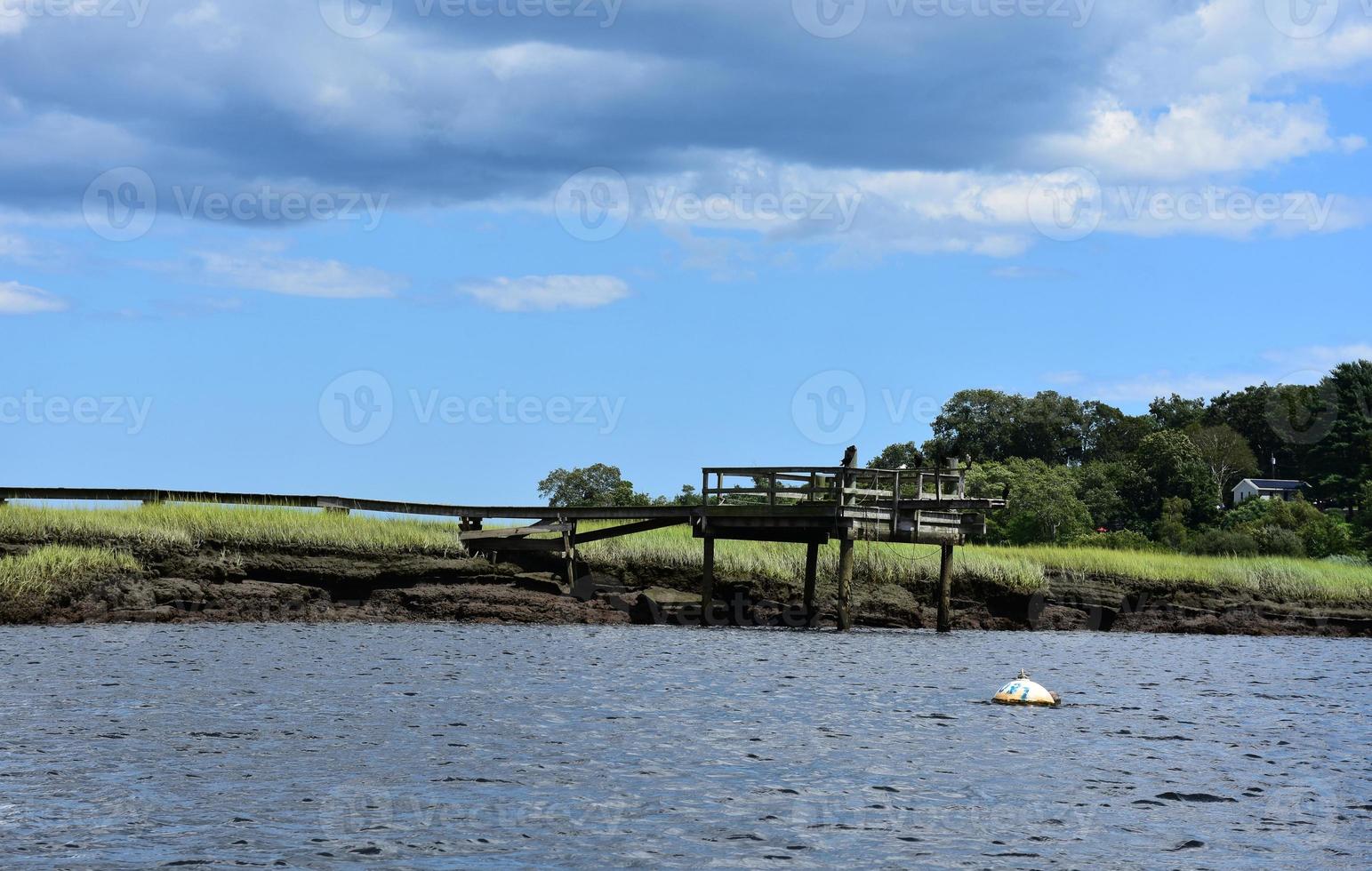 muelle que sobresale del río norte en marshfield foto