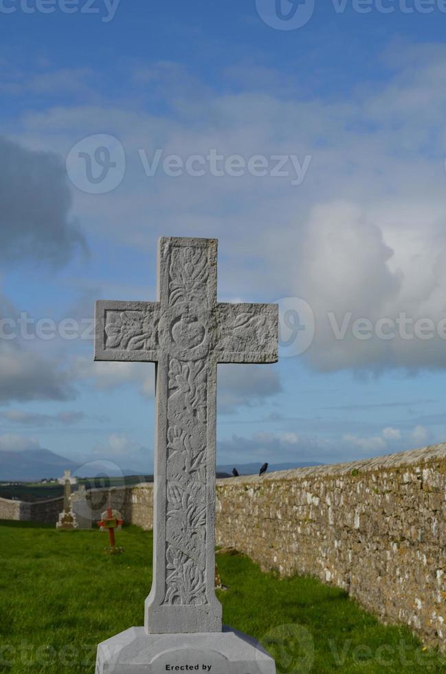 cruz conmemorativa de piedra en la roca de cashel foto