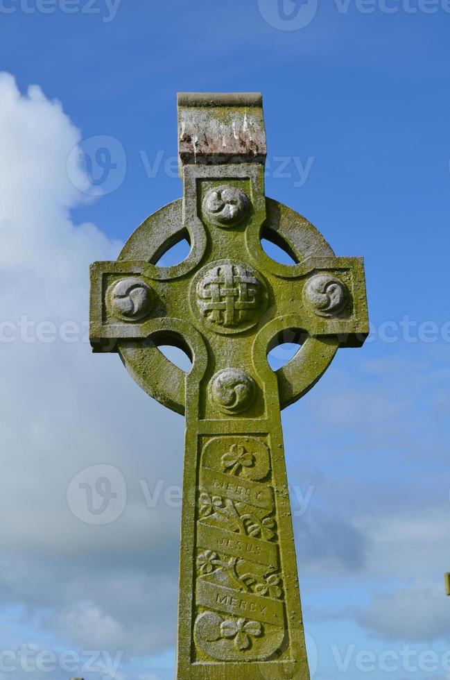 hermosa cruz celta en irlanda foto