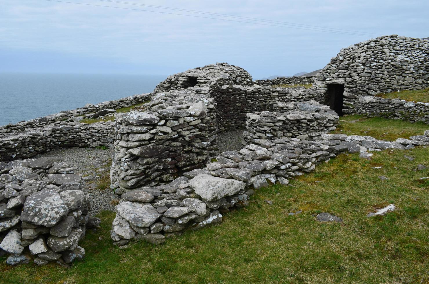 Cabañas de colmena de piedra en un pueblo de Irlanda foto