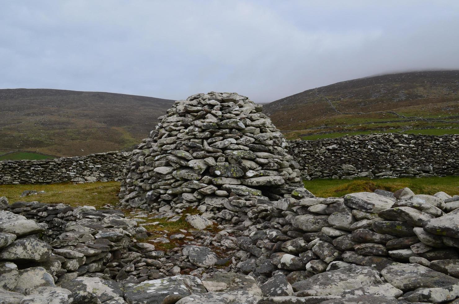 ruinas de piedra de chozas colmena encontradas en irlanda foto