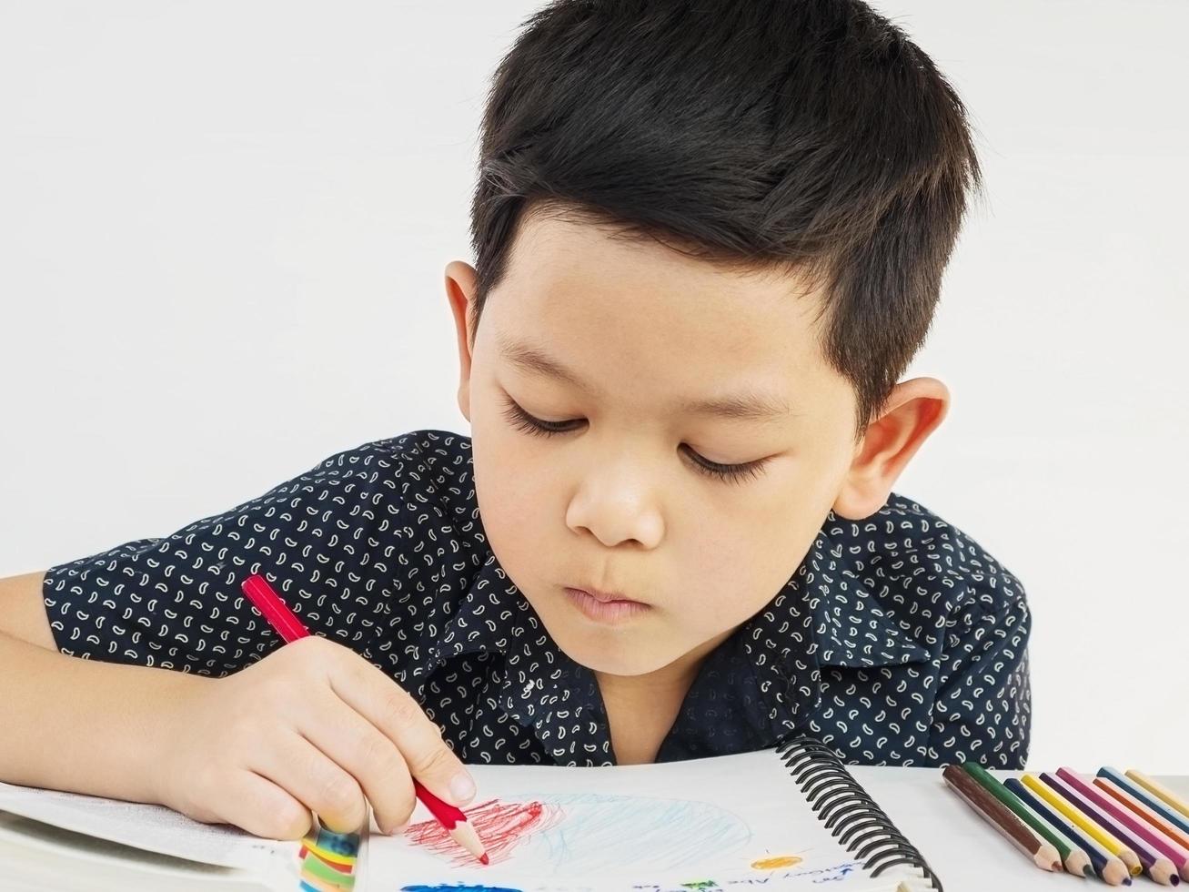 un niño está curiosamente haciendo la tarea foto