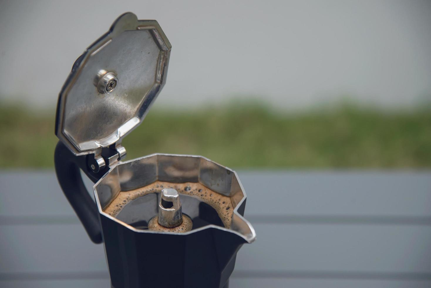 café caliente en moka pot, concepto de preparación rápida de café recién hecho foto