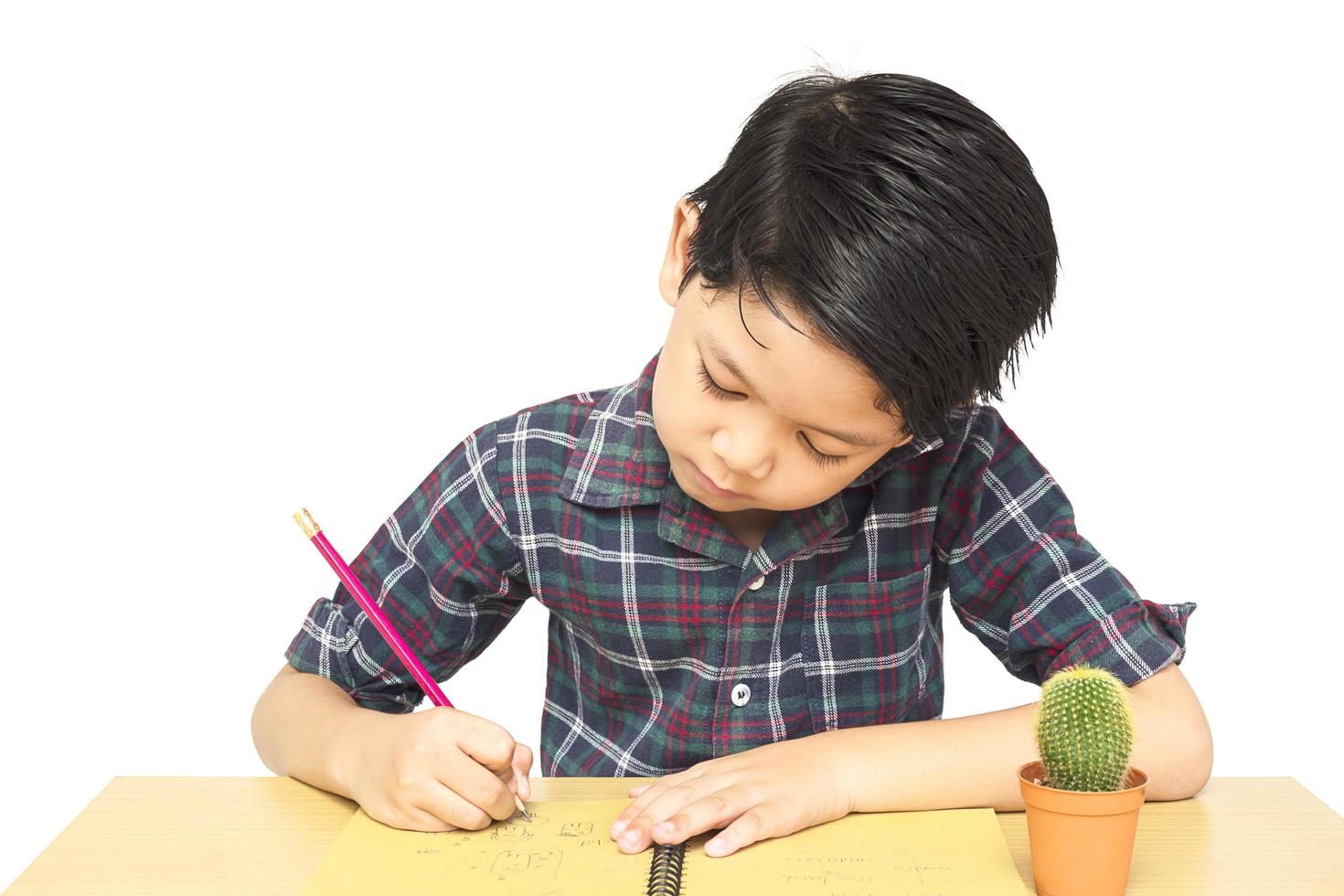 un niño está curiosamente haciendo la tarea foto