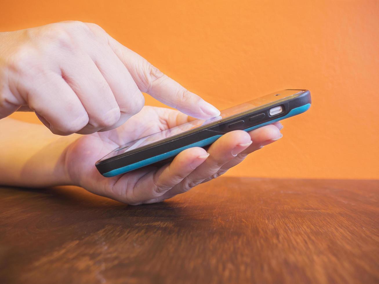 las manos de la dama están usando el teléfono móvil foto