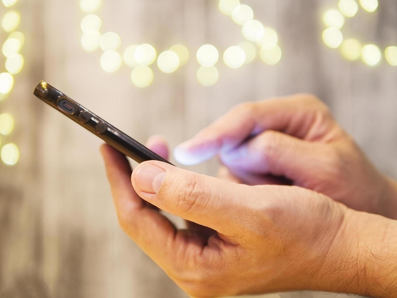 manos del hombre usando -empujando el teléfono móvil con un fondo de boquilla claro foto