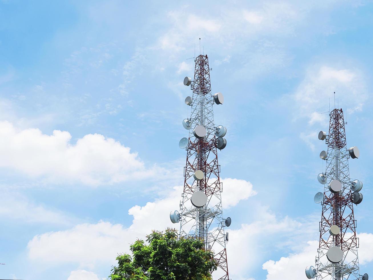 torres de telecomunicaciones con cielo azul y fondo de nubes foto