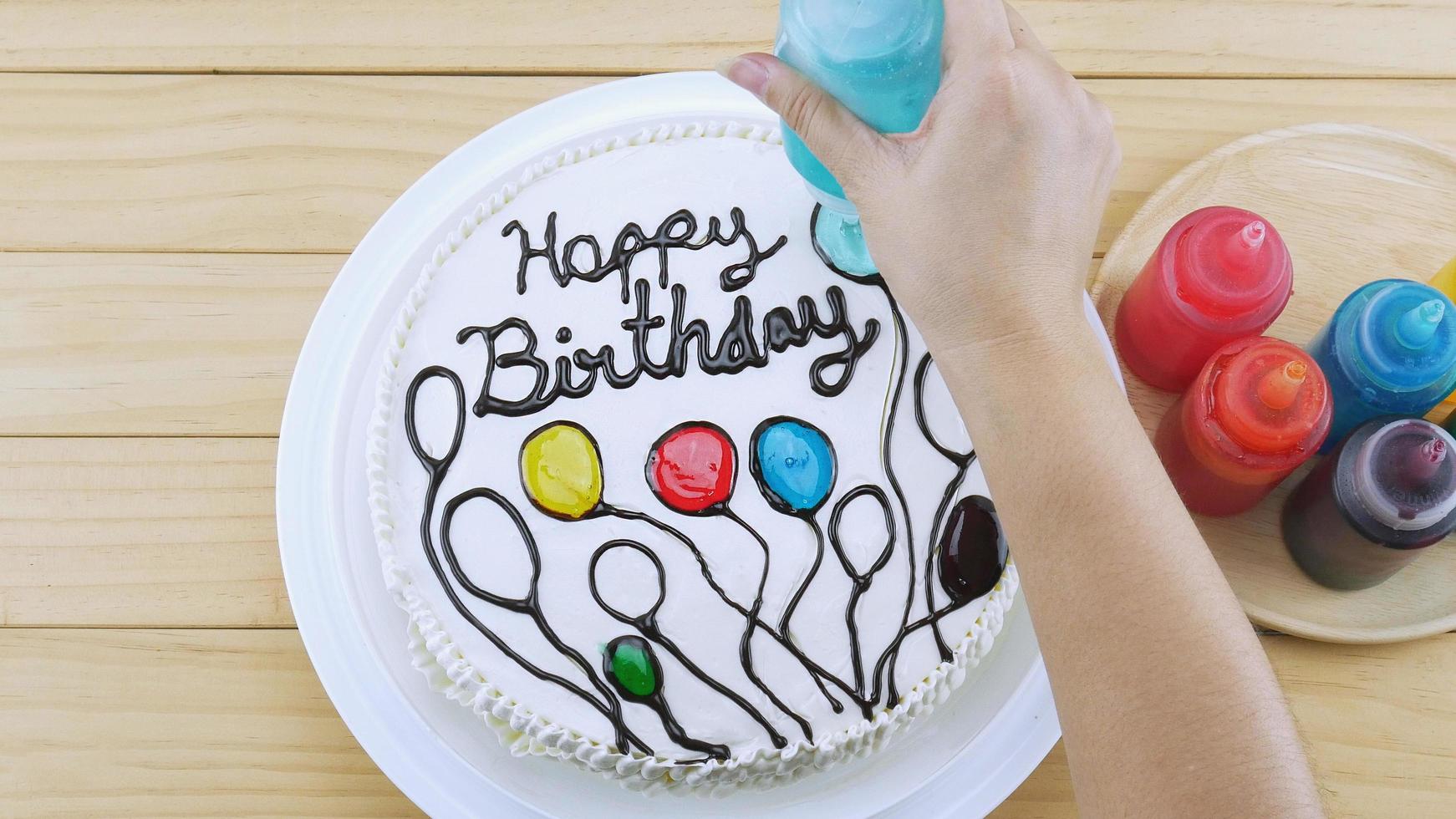 decoración de pastel de cumpleaños usando ñame verde haciendo un globo colorido foto
