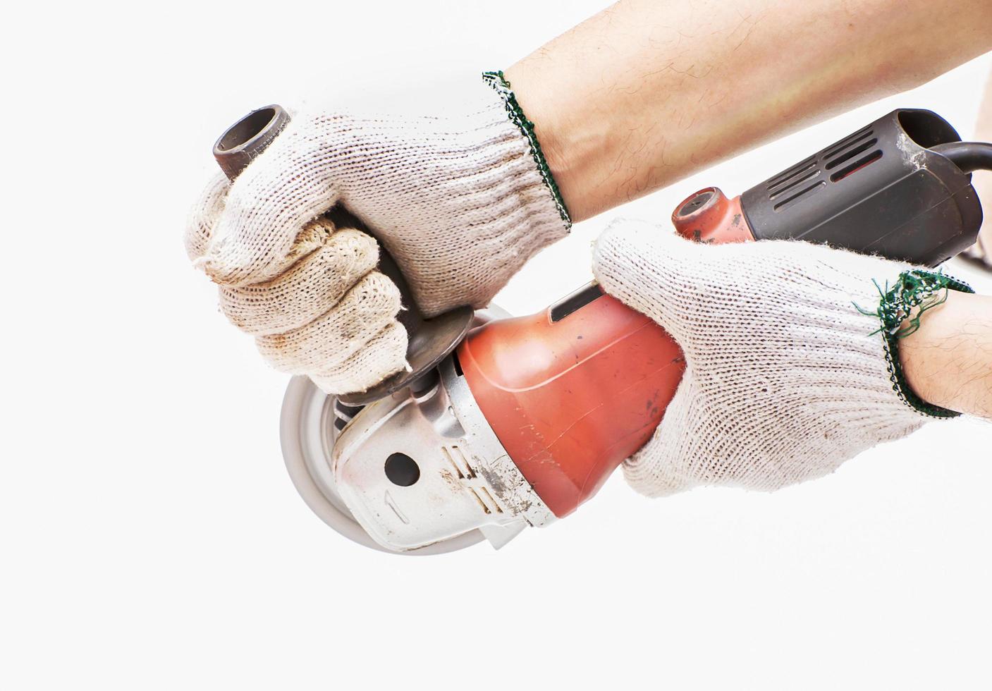 el trabajador está usando una amoladora angular sin protección de corte, incorrecto y peligroso usando la muestra, enfocándose en la cuchilla y aislado sobre blanco. foto