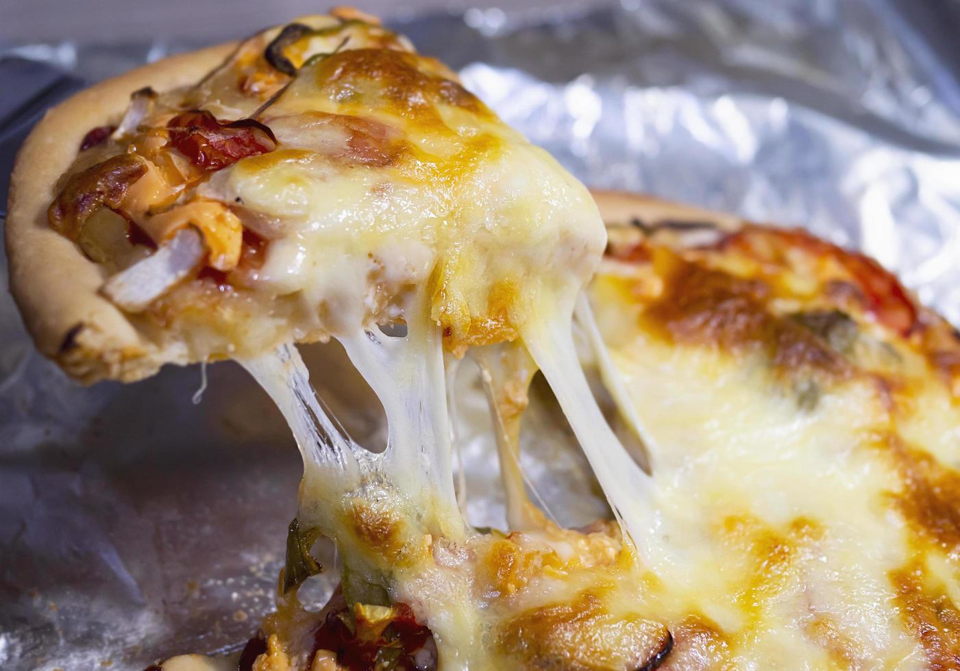Receta de pizza, jamón y queso: favorece el concepto de fondo del plato italiano foto
