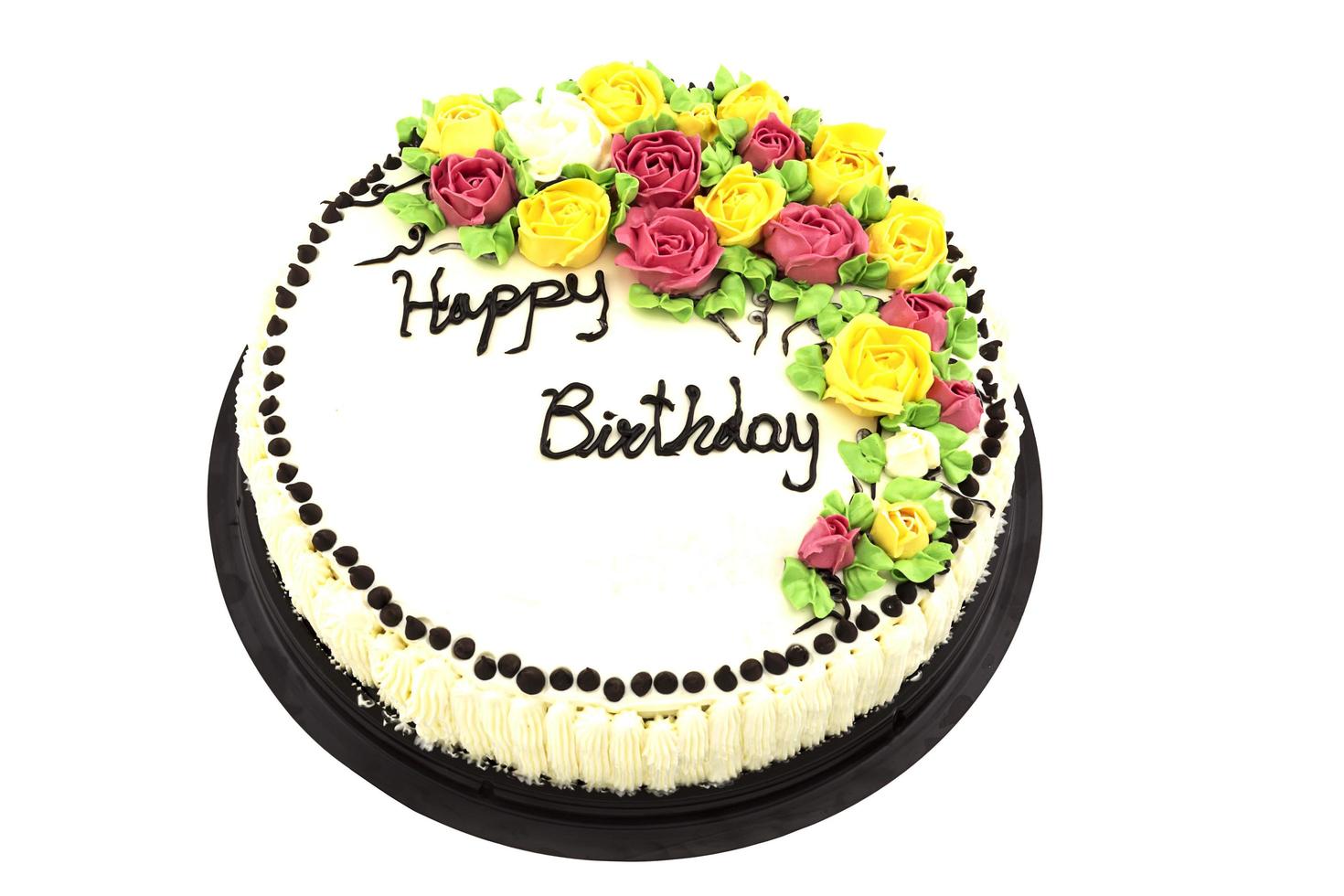 Tarta de cumpleaños con rosas aislado sobre fondo blanco. foto