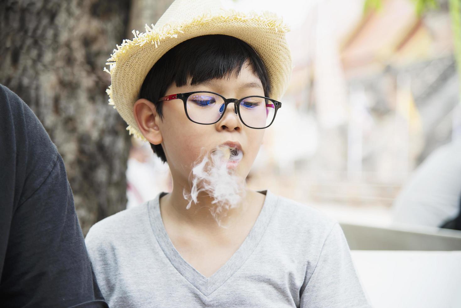 niño asiático comiendo fumar canny felizmente - concepto de tiempo feliz de personas y refrigerios foto