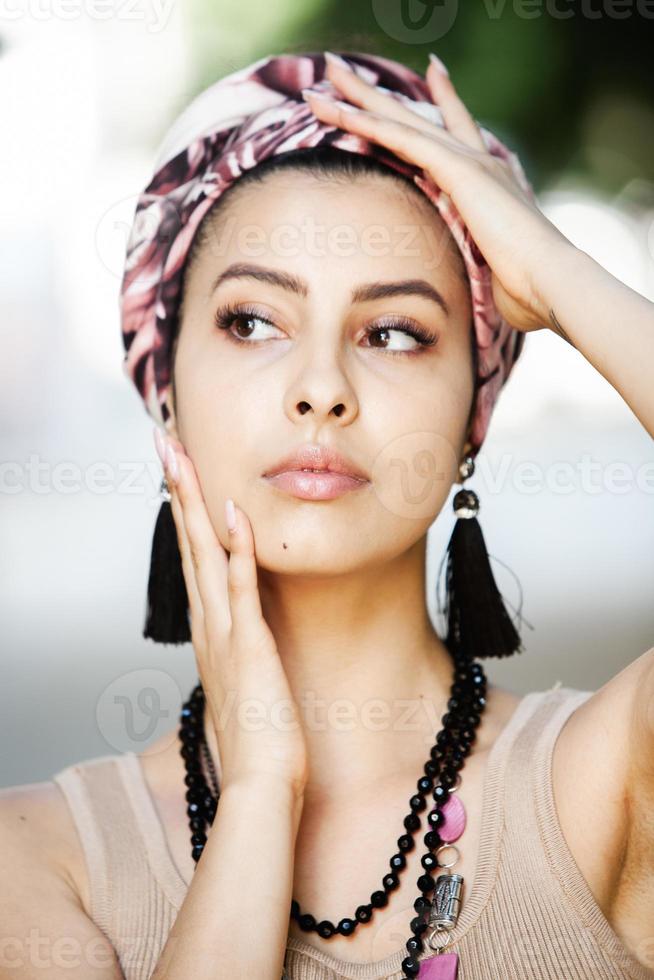 hermoso retrato de rostro de mujer concepto de cuidado de la piel de belleza. modelo de belleza de moda. retrato de belleza de rostro femenino con piel natural. foto