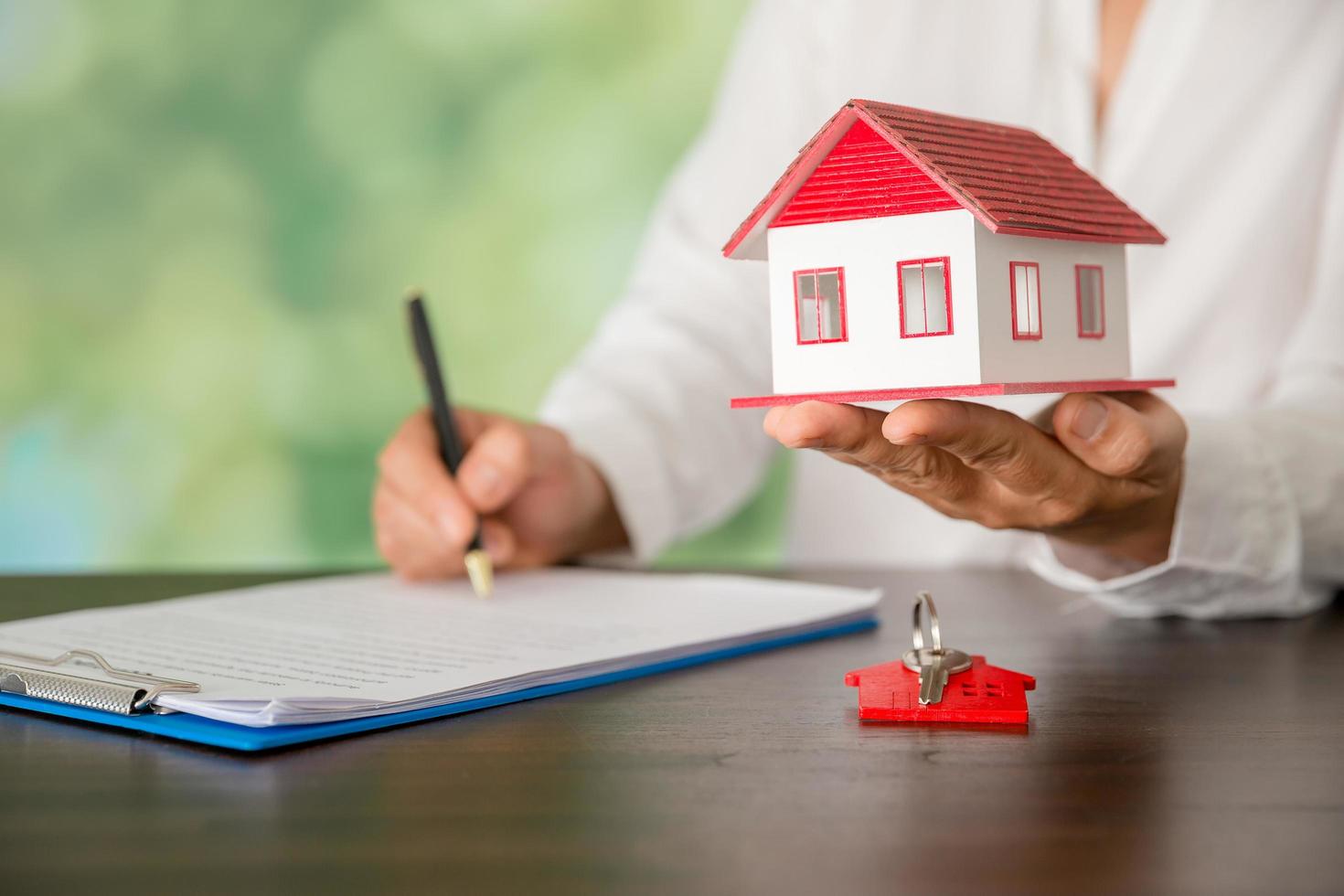 house and keys with bokeh background 9312046 Stock Photo at Vecteezy