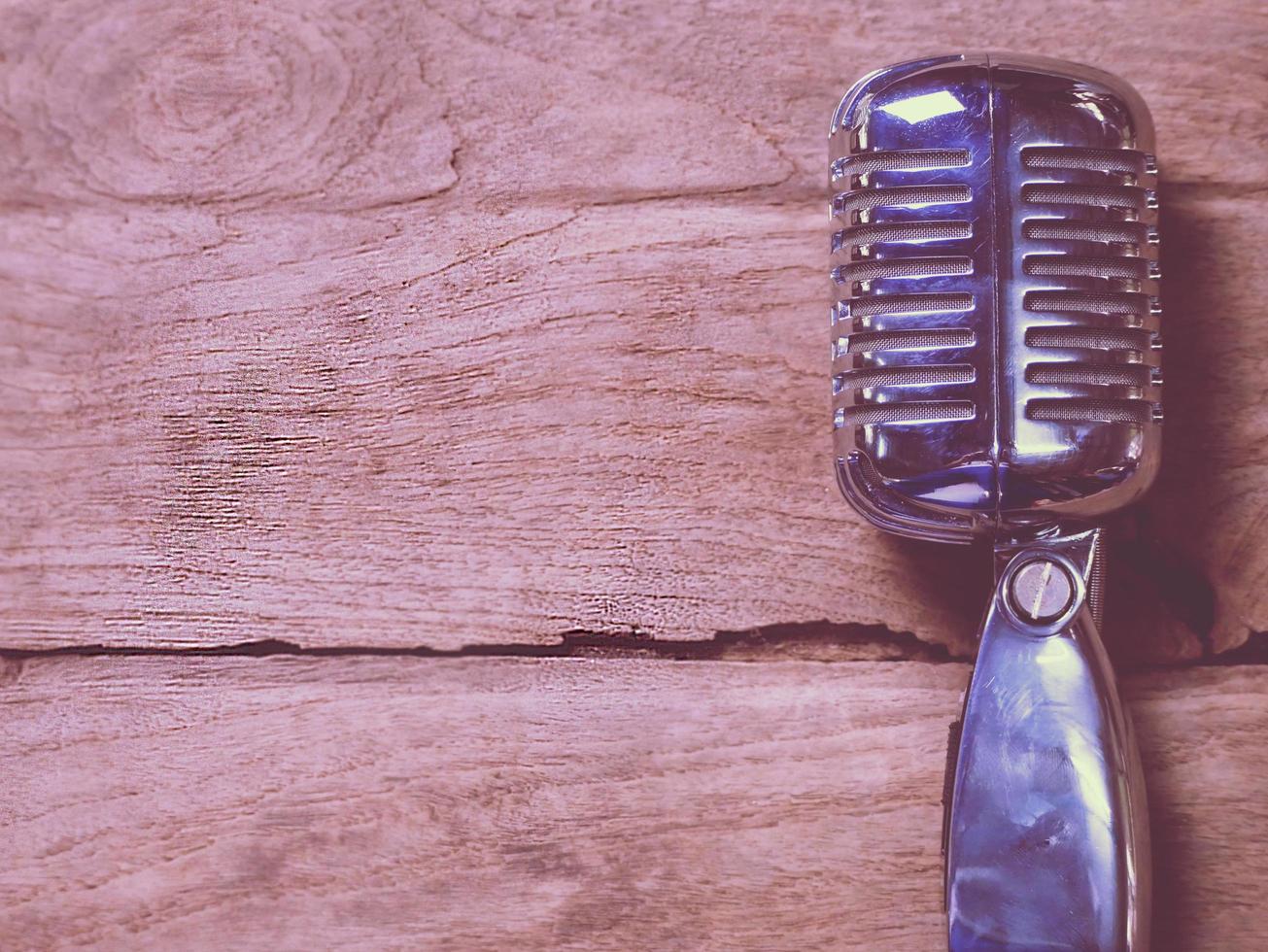 micrófono clásico de estilo vintage colocado sobre una madera vieja. foto