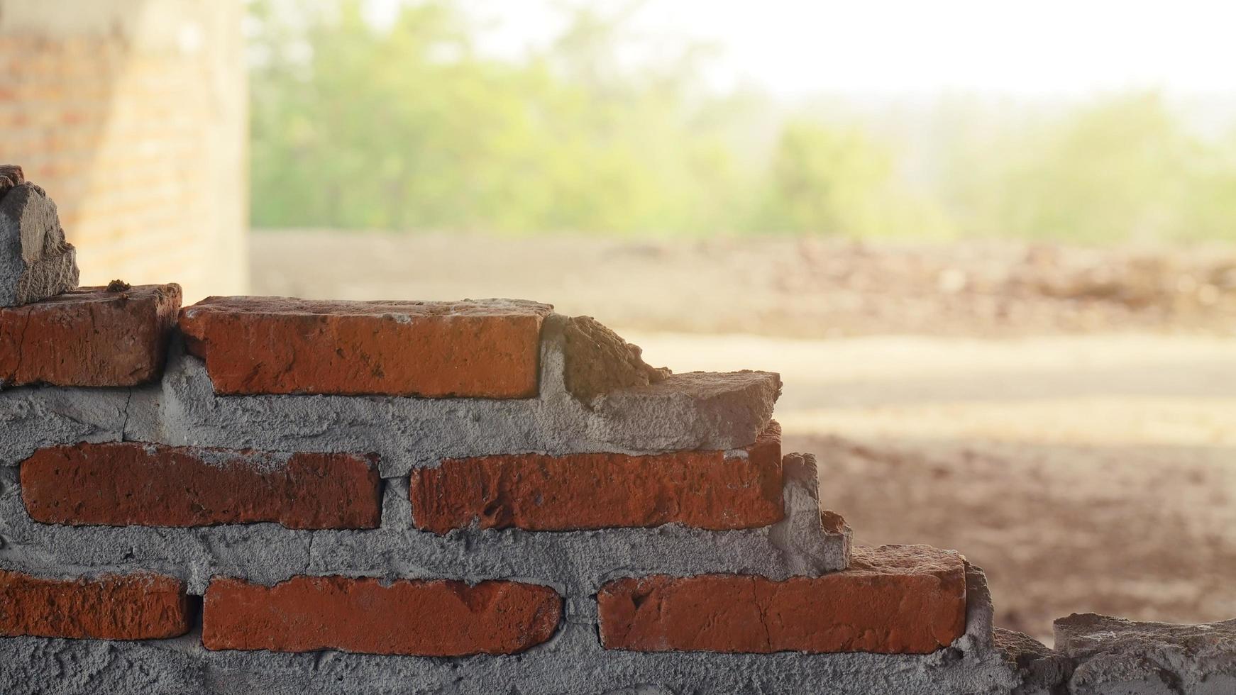 sitio de construcción no convencional la albañilería fue descuidada, irresponsable, no progresando, solo a medio terminar. algunas partes, las paredes tenían superficies rugosas. foto