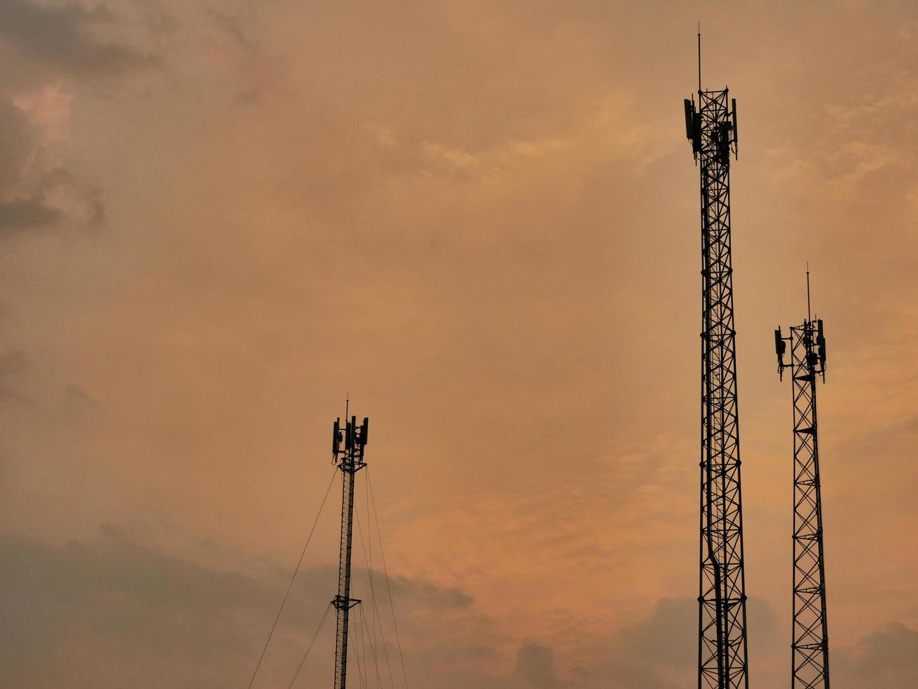 tres torres de antena de radio de telecomunicaciones de telefonía móvil. foto