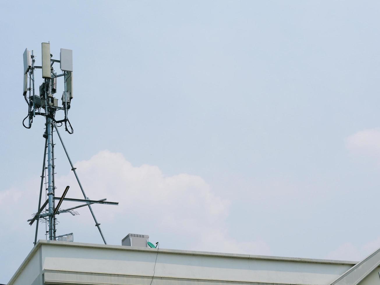 torres telefónicas instaladas en el edificio. foto