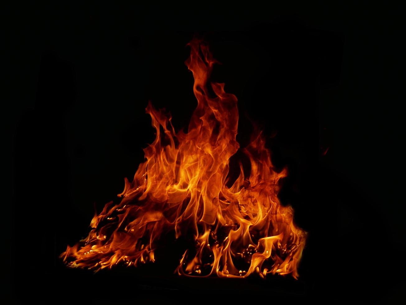 textura de llama de llama para una forma extraña fondo de fuego carne de llama que se quema de la estufa o de la cocción. peligro sintiendo un fondo negro abstracto adecuado para pancartas o anuncios. foto