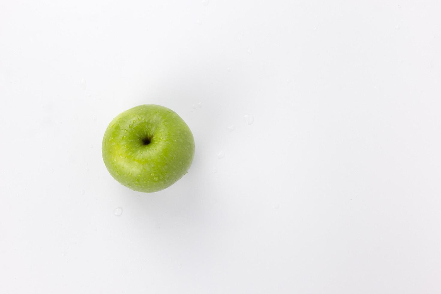 un aislado de manzanas verdes frescas y maduras sobre fondo blanco, manzana saludable para cocinar foto