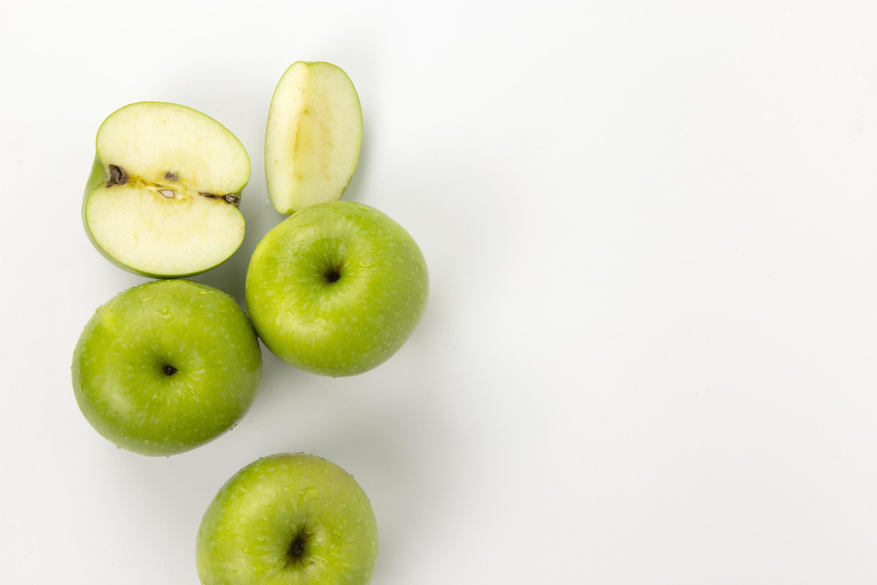 Free Photo  Top view of fresh organic green apples on white plate