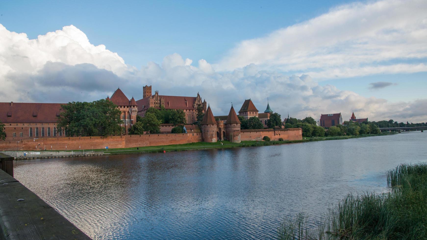 hermoso castillo teutónico en malbork. vista desde el puente. Polonia foto