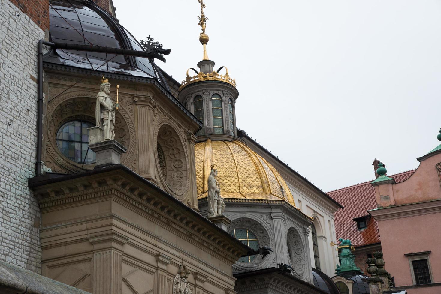 fachada de la iglesia con cúpula dorada. cracovia foto