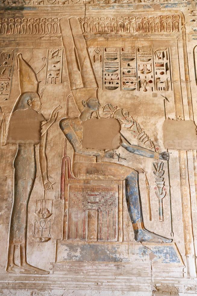 Jeroglíficos egipcios en el templo de Medinet Habu, Luxor, Egipto foto