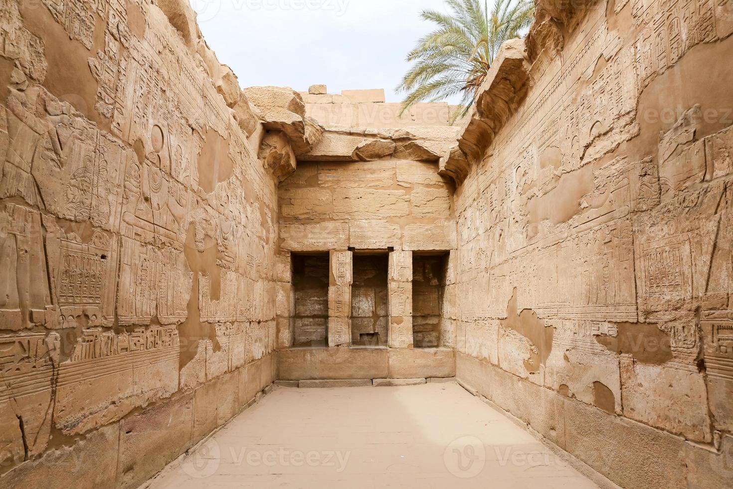 habitación en el templo de karnak en luxor, egipto foto