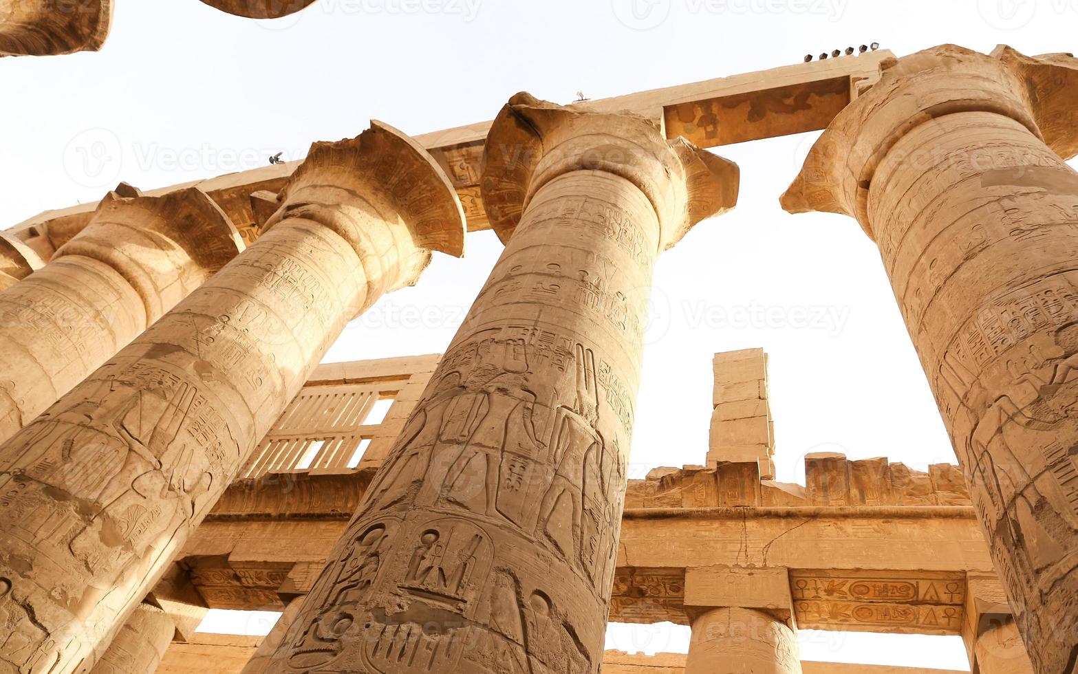 columnas en la sala hipóstila del templo de karnak, luxor, egipto foto