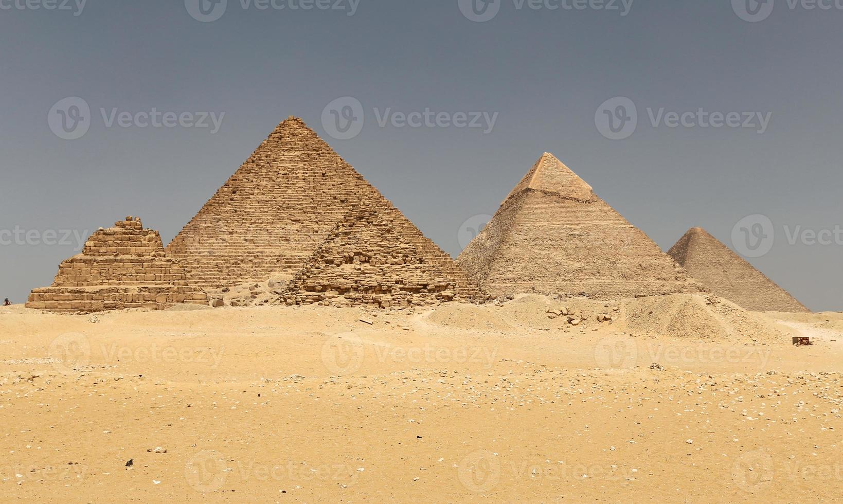 complejo piramidal de giza en el cairo, egipto foto
