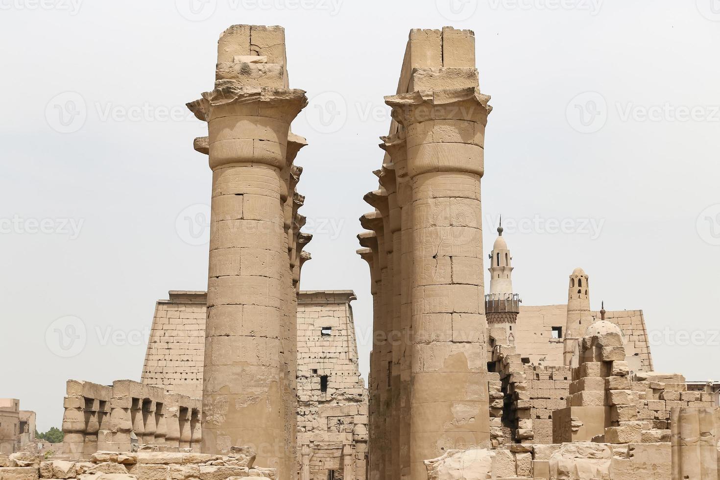 columnas en el templo de luxor, luxor, egipto foto