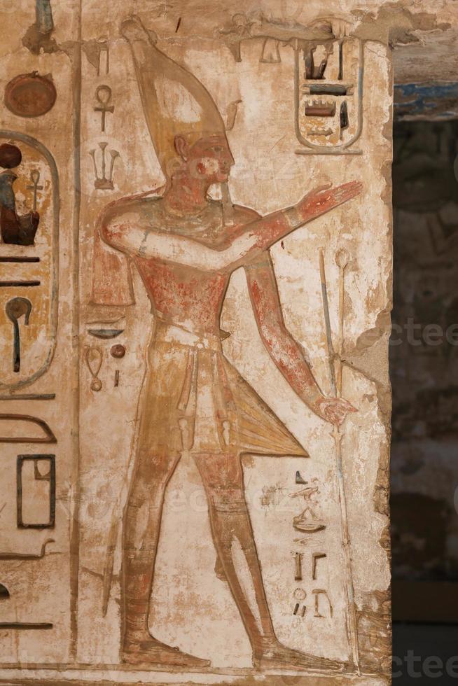 Jeroglíficos egipcios en el templo de Medinet Habu, Luxor, Egipto foto