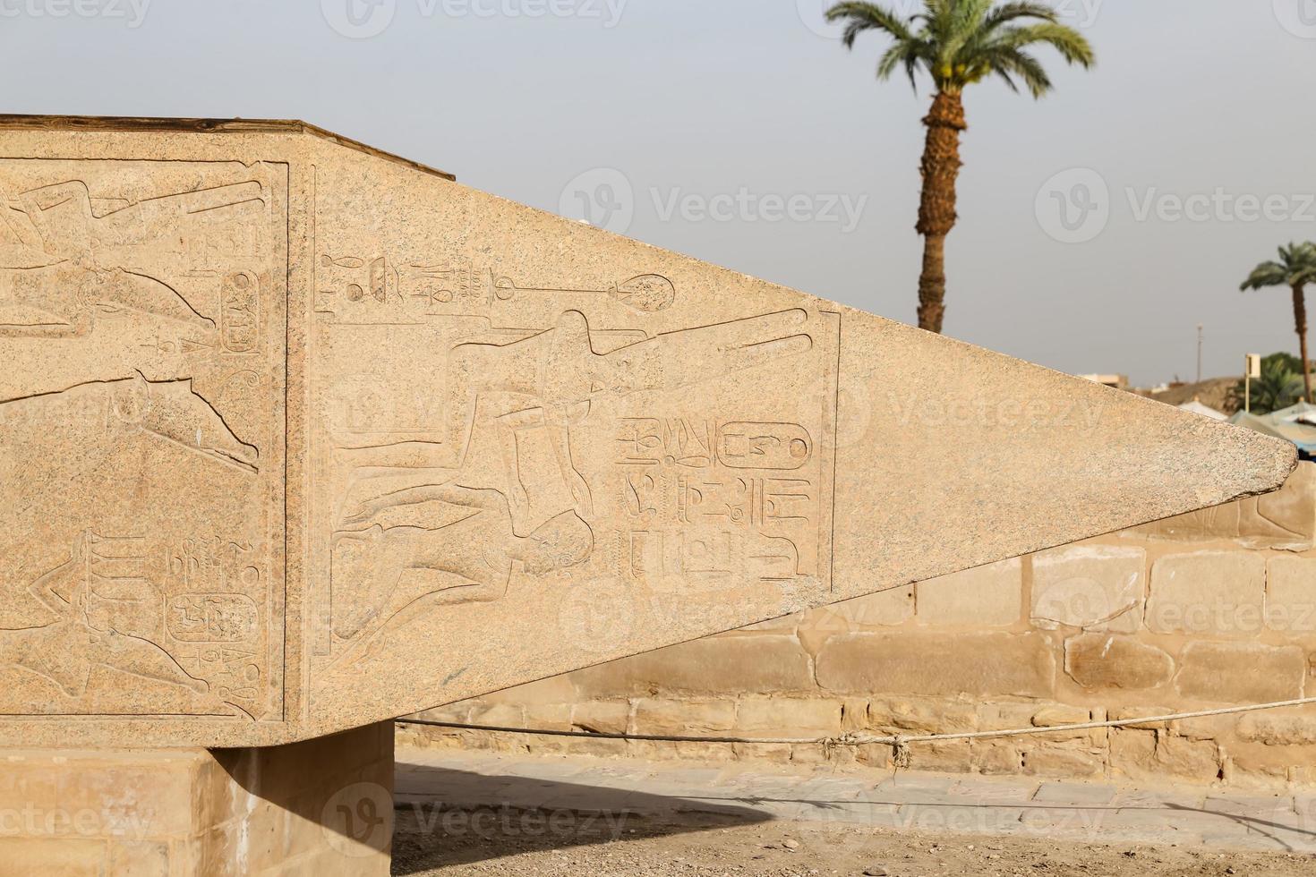 obelisco inacabado en el templo de karnak, luxor, egipto foto