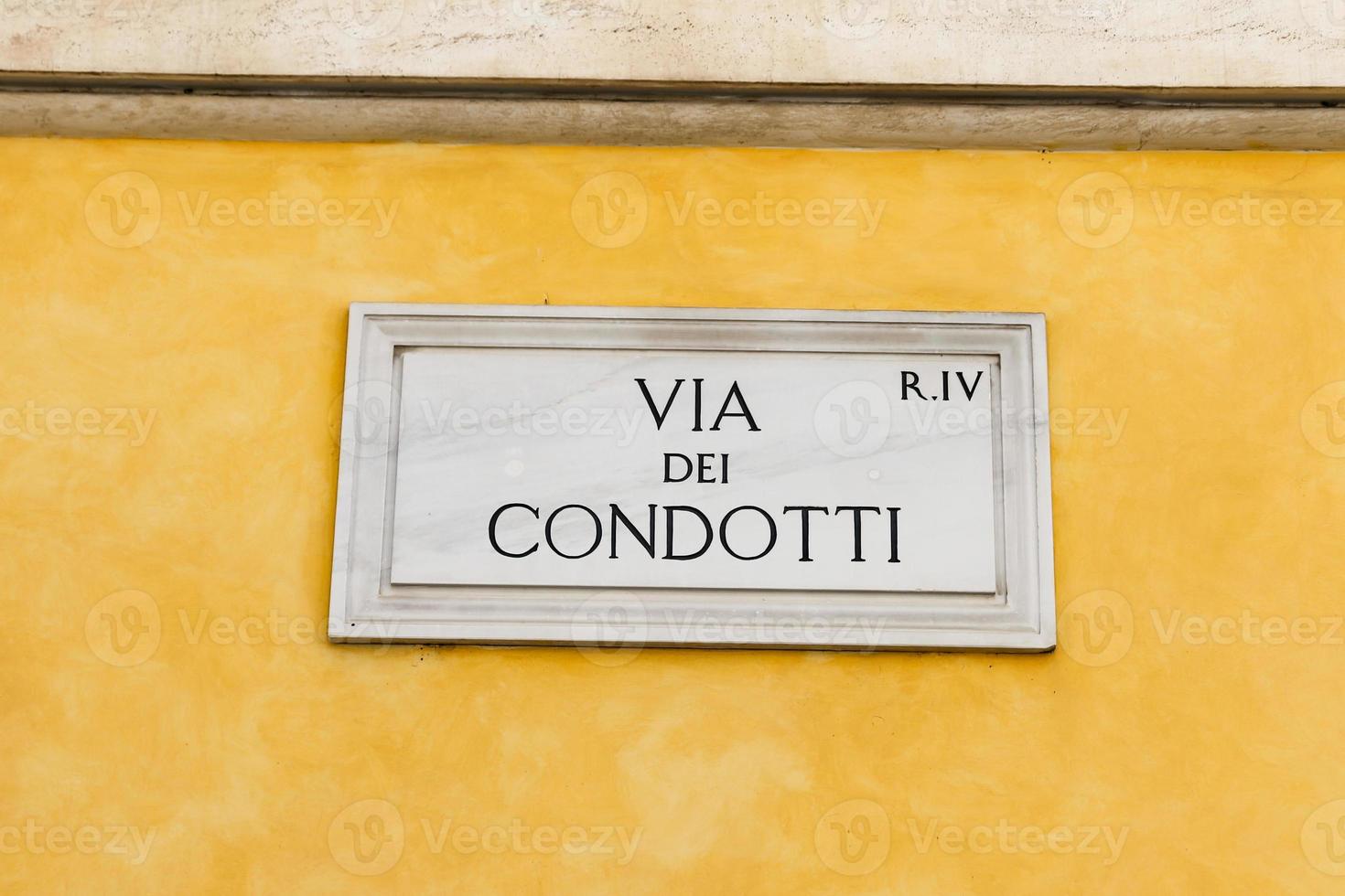 via dei condotti street sign en roma, italia foto