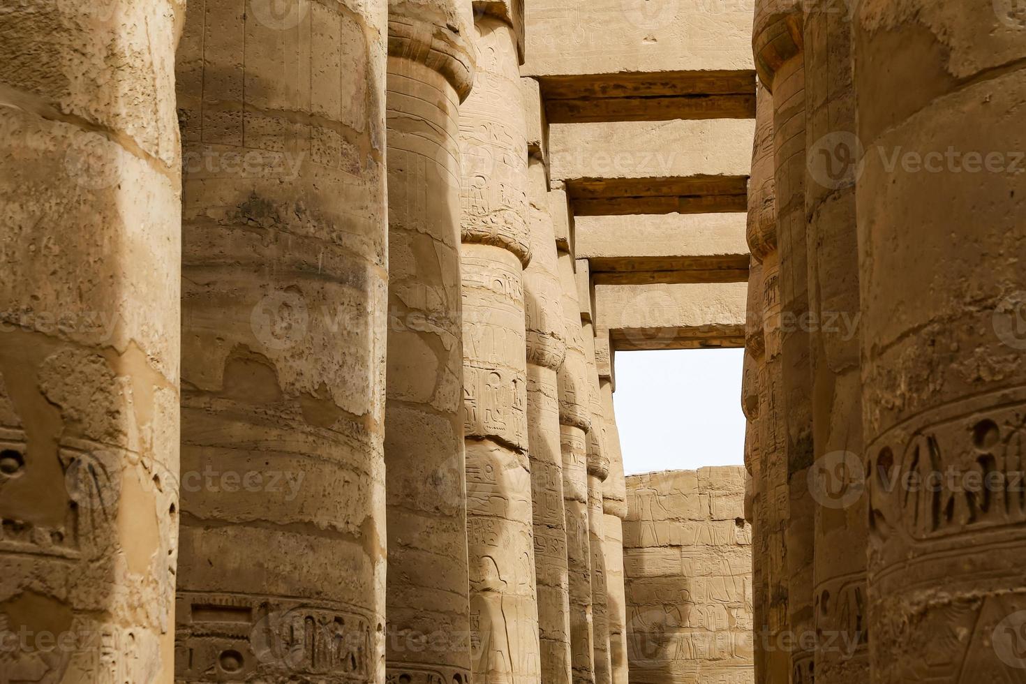 columnas en la sala hipóstila del templo de karnak, luxor, egipto foto