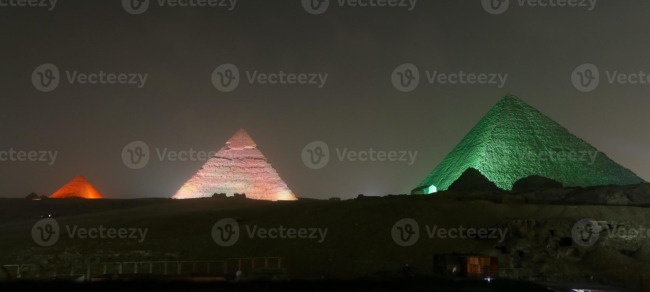 complejo piramidal de giza en el cairo, egipto foto