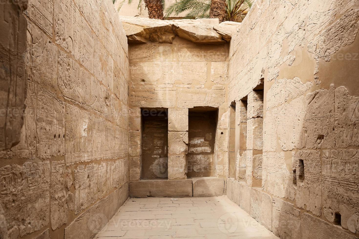 habitación en el templo de karnak en luxor, egipto foto